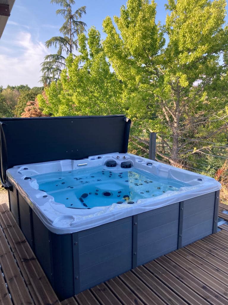 Spa Vancouver installé sur une terrasse, posé de plain-pied sur un support plan